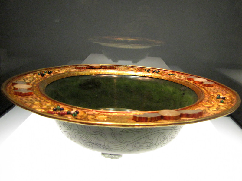 Chậu Ngọc xanh xám sẫm nhiều màu bịt vàng thời Nguyễn. Đồ Cung đình Huế