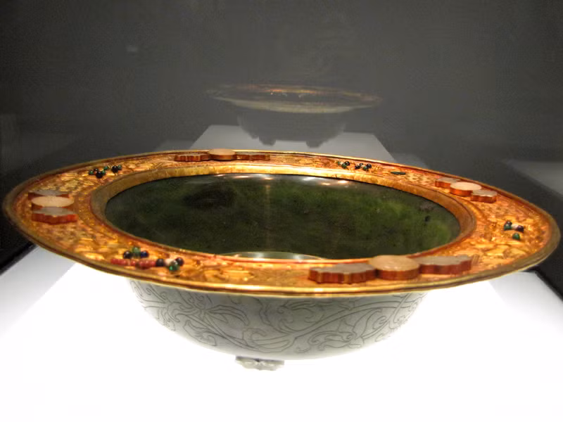 Chậu Ngọc xanh xám sẫm nhiều màu bịt vàng thời Nguyễn. Đồ Cung đình Huế