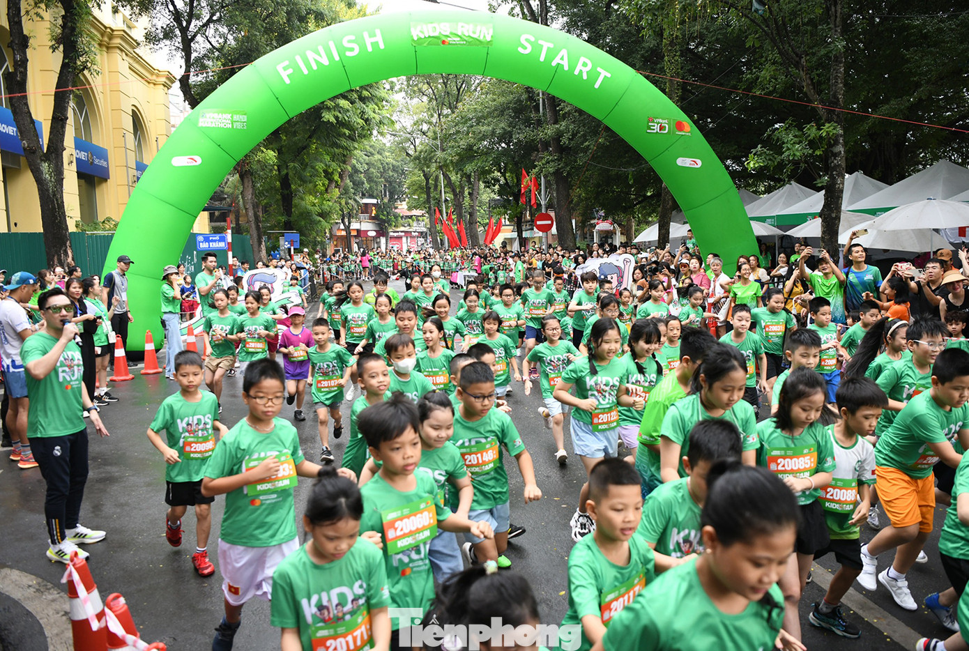 Sáng nay 7/10, 500 vận động viên nhí hào hứng tham gia giải chạy.