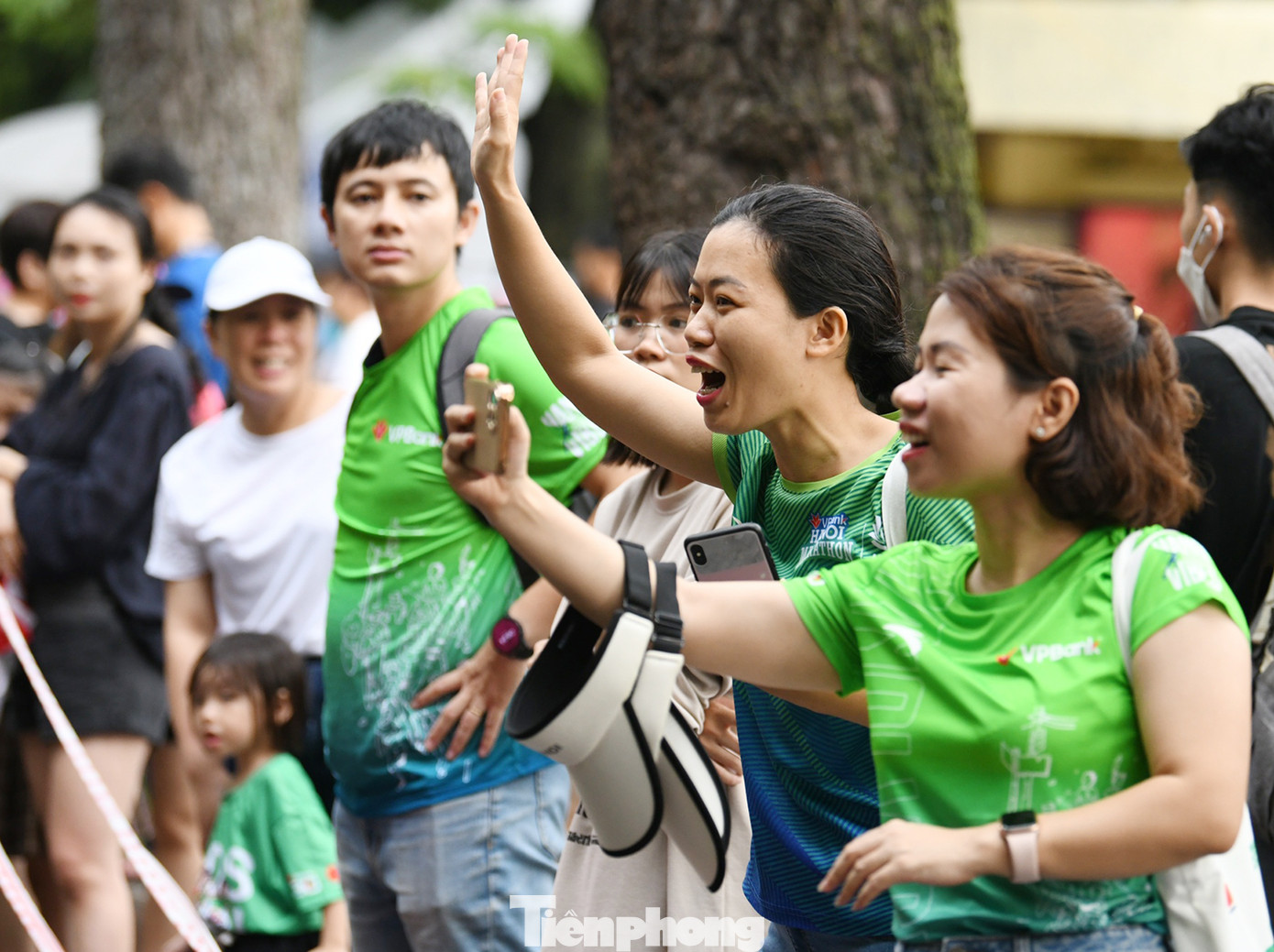 Bố mẹ đứng ngoài đường đua cổ vũ cho con.