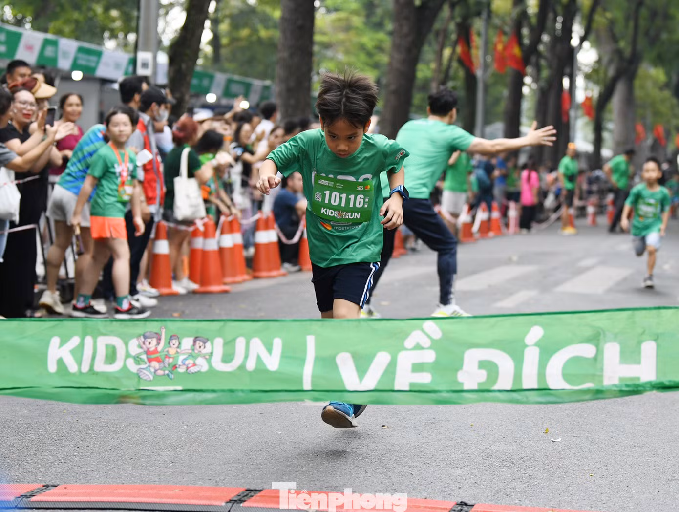 VPBank Hanoi International Marathon (VPIM) 2023 - sự kiện thể thao quốc tế thường niên chính thức của thành phố Hà Nội sẽ chính thức khởi tranh vào rạng sáng ngày 8/10/2023 tại khu vực phố đi bộ hồ Hoàn Kiếm và một số tuyến phố trên địa bàn Hà Nội, với gần 11.000 vận động viên (VĐV) đăng ký tham dự.