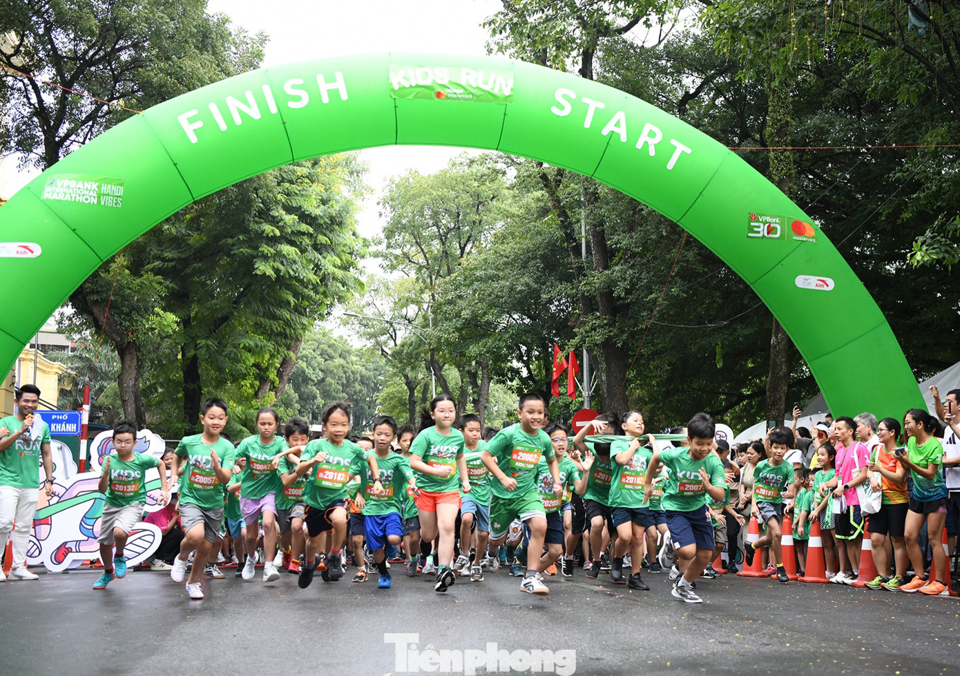 Đường đua của Mastercard Kids Run có cự li dài 600m với 3 thử thách cần chinh phục là chạy vượt bể bóng, băng qua lốp xe và vượt chướng ngại vật.