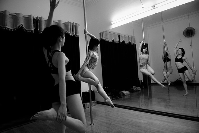 Lớp trung bình có khoảng 5-6 người theo học trong một buổi. Lớp học được mở ra bởi vũ sư Phương Liên, được cho là người đầu tiên đưa múa cột vào giảng dạy tại Việt Nam