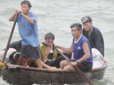 Bơi thuyền thúng đến điểm lặn 