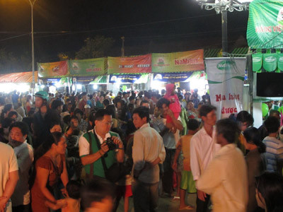 Phiên chợ hàng Việt ở Gành Hào đông đúc . Ảnh: Hải Ninh Phiên chợ hàng Việt ở Gành Hào đông đúc