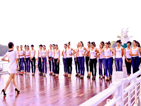 Giám khảo Xuân Lan đi catwalk mẫu cho các học trò