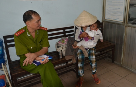 Cán bộ công an đang hỏi thông tin về chị Thúy 