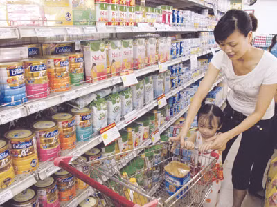 Nhiều kẽ hở quản lý giá sữa	Ảnh: Phạm Yên