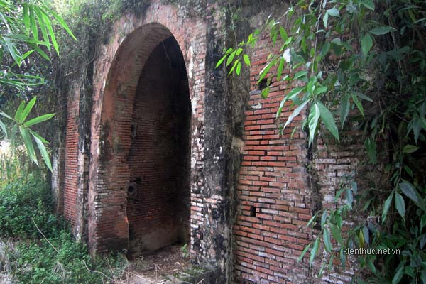 Cổng phía Tây này được xây bằng gạch và là chiếc cổng duy nhất còn sót lại