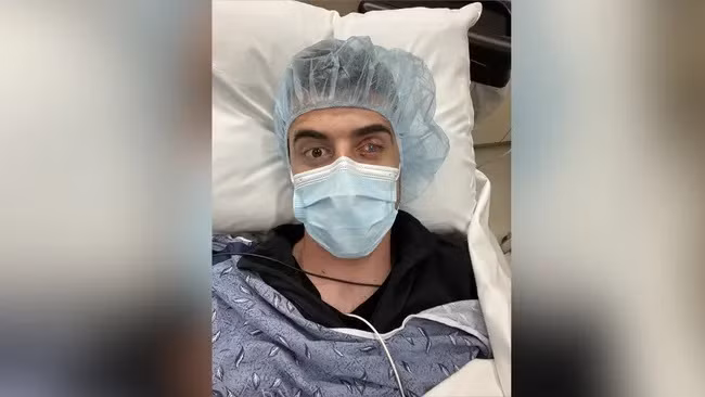 Nick Kharufeh là một trong những nhóm bệnh nhân đầu tiên tại Mỹ được điều trị bằng liệu pháp tế bào gốc mới để điều trị tổn thương giác mạc gây mù. Anh được chụp ảnh sau khi thực hiện thủ thuật. (Ảnh: Nick Kharufeh)