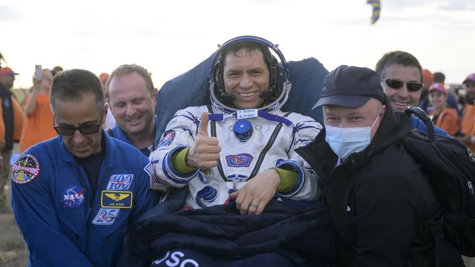 Phi hành gia Frank Rubio được đưa đến lều y tế ngay sau khi trở về Trái Đất sau nhiệm vụ kéo dài 371 ngày trên ISS mấy năm trước. Rubio giữ kỷ lục về số ngày liên tiếp dài nhất ở trong không gian của một phi hành gia người Mỹ.(Ảnh: NASA/Bill Ingalls) Phi hành gia Frank Rubio được đưa đến lều y tế ngay sau khi trở về Trái Đất sau nhiệm vụ kéo dài 371 ngày trên ISS mấy năm trước. Rubio giữ kỷ lục về số ngày liên tiếp dài nhất ở trong không gian của một phi hành gia người Mỹ.(Ảnh: NASA/Bill Ingalls)