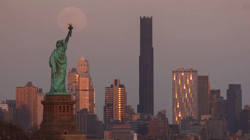 'Trăng máu' lơ lửng phía trên Tượng Nữ thần Tự do ở New York.(Ảnh: Gary Hershorn) 'Trăng máu' lơ lửng phía trên Tượng Nữ thần Tự do ở New York.(Ảnh: Gary Hershorn)