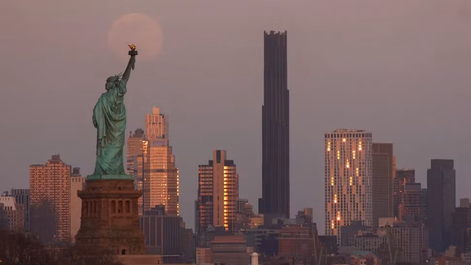 'Trăng máu' lơ lửng phía trên Tượng Nữ thần Tự do ở New York.(Ảnh: Gary Hershorn)