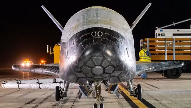 Tàu vũ trụ thử nghiệm quỹ đạo X-37B của Lực lượng Không gian Hoa Kỳ mang tên Mission Seven đã hạ cánh thành công tại Căn cứ Không gian Vandenberg ở California vào ngày 7/3 vừa qua. (Ảnh: Lực lượng Không gian Hoa Kỳ) Tàu vũ trụ thử nghiệm quỹ đạo X-37B của Lực lượng Không gian Hoa Kỳ mang tên Mission Seven đã hạ cánh thành công tại Căn cứ Không gian Vandenberg ở California vào ngày 7/3 vừa qua. (Ảnh: Lực lượng Không gian Hoa Kỳ)