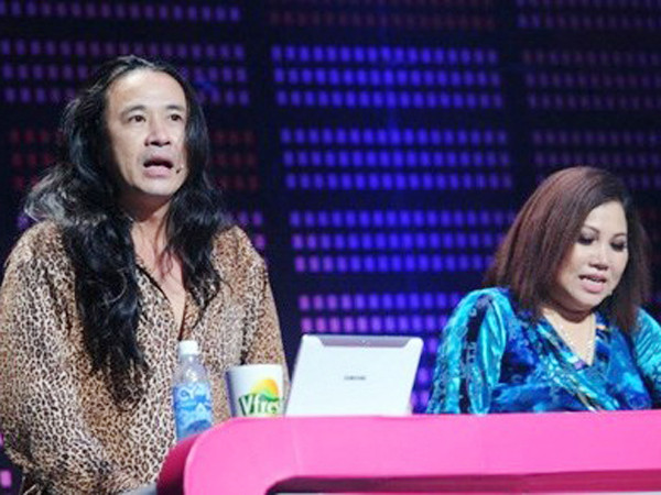 Vẻ phấn khích của Lê Minh Sơn trước màn trình diễn của Đàm Vĩnh Hưng. Vẻ phấn khích của Lê Minh Sơn trước màn trình diễn của Đàm Vĩnh Hưng