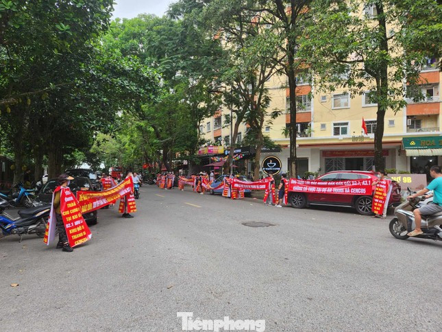 Khách hàng mua đất liền kề Khu đô thị Thanh Hà nhiều lần xuống đường tập trung băng rôn đòi đất.