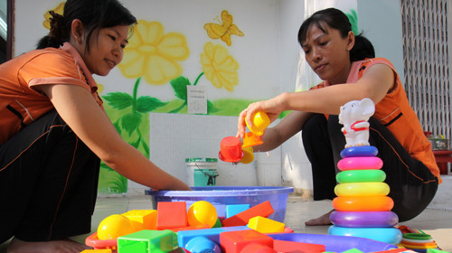 Giáo viên Trường mầm non Ánh Dương (Q.3, TP.HCM) rửa đồ chơi bằng Chloramine B chiều 3-9. Ảnh: N.Hùng. Giáo viên Trường mầm non Ánh Dương (Q.3, TP.HCM) rửa đồ chơi bằng Chloramine B chiều 3-9 - Ảnh: N.Hùng