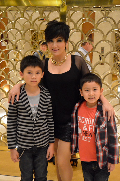 Ba mẹ con cùng chụp ảnh