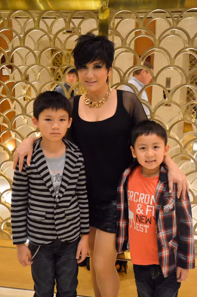 Ba mẹ con cùng chụp ảnh. Ba mẹ con cùng chụp ảnh