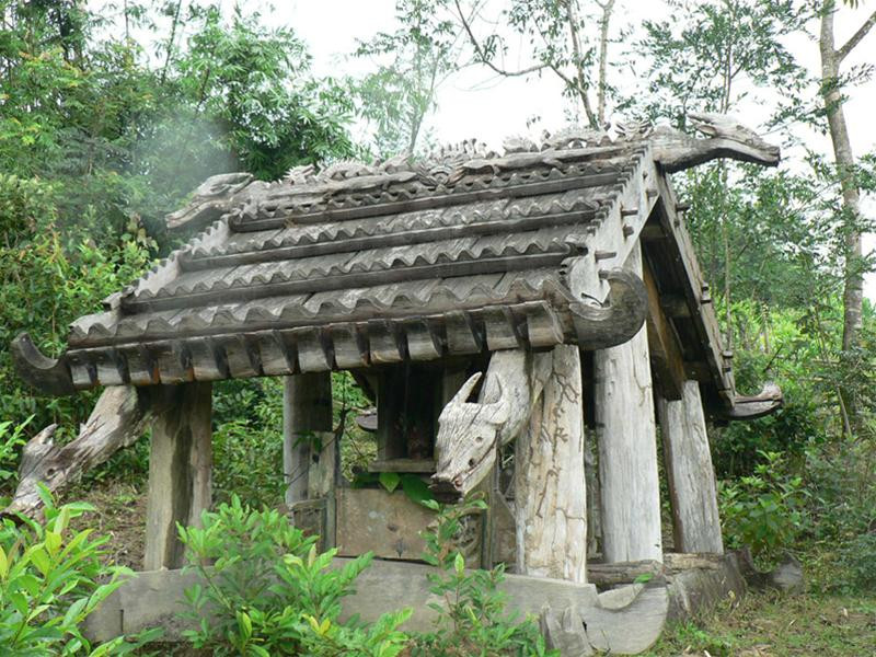 Nhà mồ đẹp nhất huyện do chính già làng Briu Ngà làm