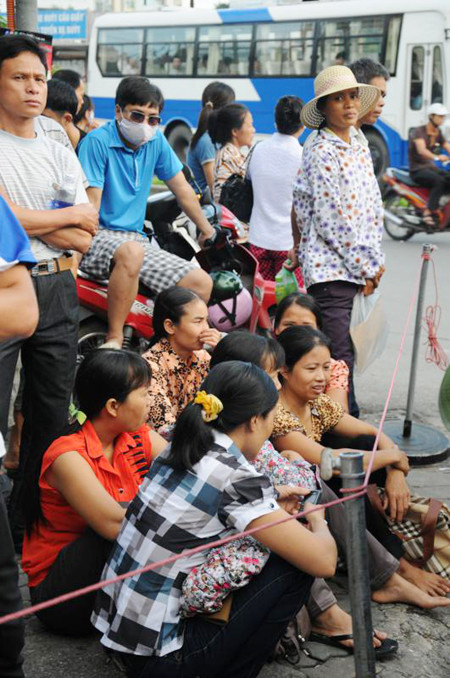 Con vào phòng thi, mẹ ở ngoài chờ đợi