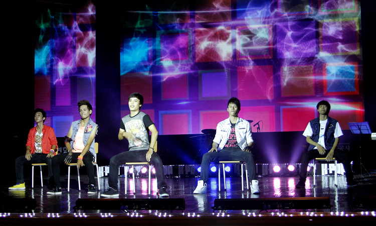 Các chàng trai lại ghi dấu với màn biểu diễn với ghế. Các chàng trai lại ghi dấu với màn biểu diễn với ghế