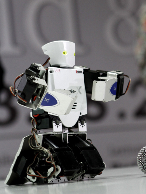 Quỳ chơi đàn như một nhạc công Nhật Bản thực thụ