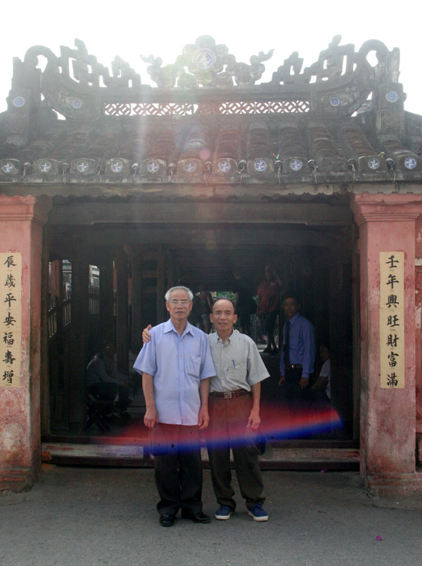 Cửa chùa cầu từ phía đường Trần Phú thu hút khách du lịch chụp hình