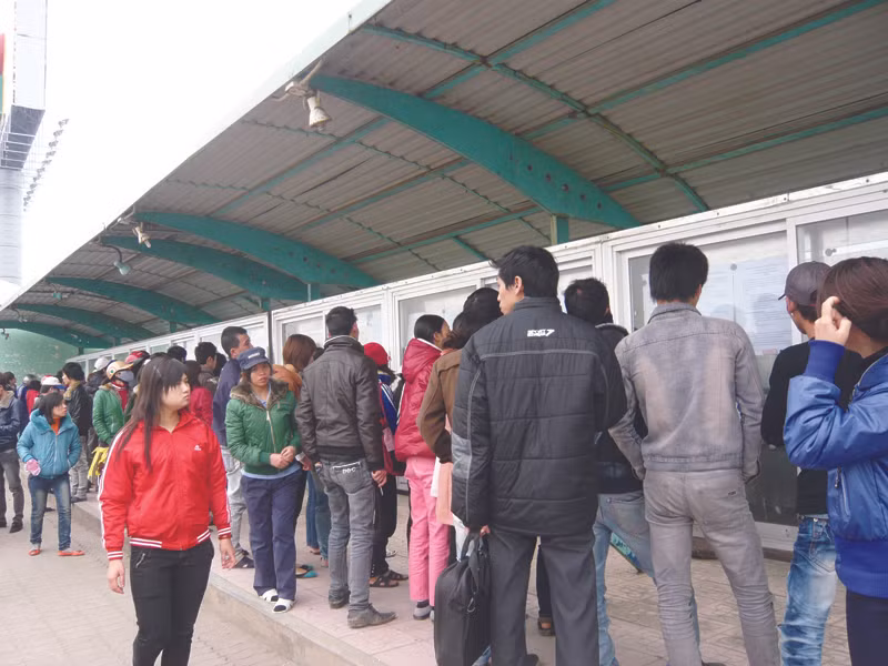 Công nhân đến tìm hiểu thông tin tuyển dụng ngày 31-1 tại bảng thông tin KCN Thăng Long, Đông Anh, Hà Nội. Ảnh: Phong Cầm