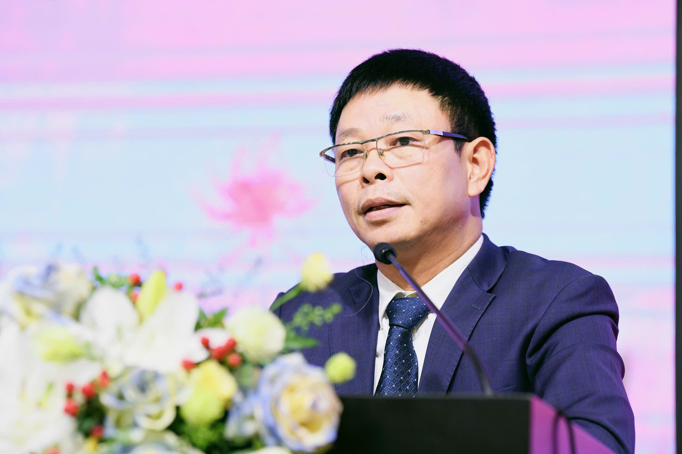 Tổng Biên tập báo Tiền Phong phát biểu tại họp báo.