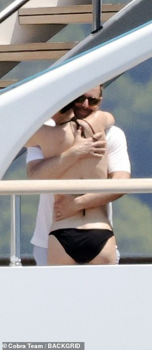 Hai người còn ôm nhau trên du thuyền có Orlando. Ảnh: BackGrid.