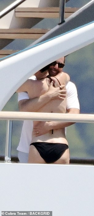 Hai người còn ôm nhau trên du thuyền có Orlando. Ảnh: BackGrid.