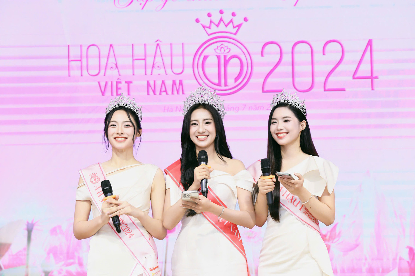 Top 3 Hoa hậu Việt Nam hát ngẫu hứng tại họp báo.