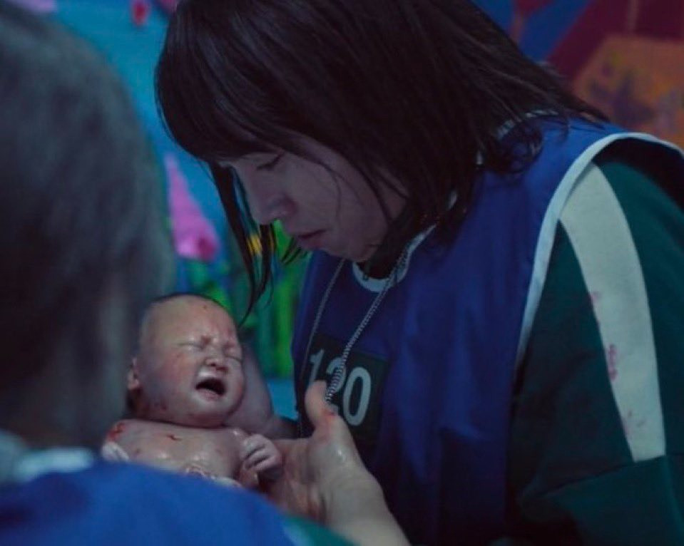 Khoảnh khắc nhân vật chuyển giới bế em bé sơ sinh được nhận xét là giàu tính nhân văn.