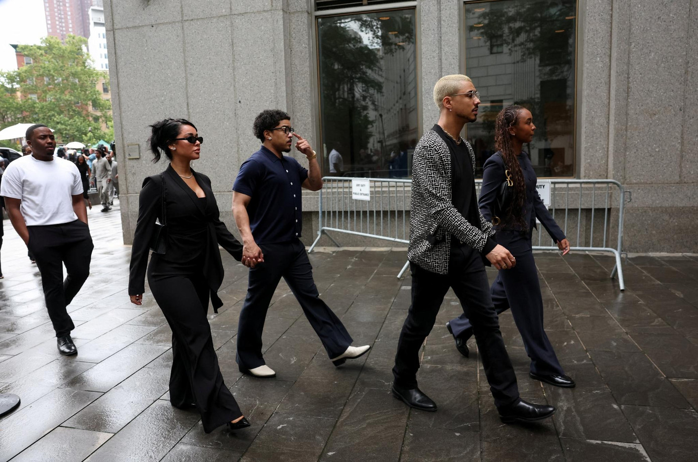 Gia đình gồm mẹ và các con Diddy tham gia phiên tòa xét xử Diddy vào ngày 2/7. Họ được ghi nhận là reo hò khi ông trùm thoát 2 tội danh nghiêm trọng nhất. Ảnh: AP/Reuters. Gia đình gồm mẹ và các con Diddy tham gia phiên tòa xét xử Diddy vào ngày 2/7. Họ được ghi nhận là reo hò khi ông trùm thoát 2 tội danh nghiêm trọng nhất. Ảnh: AP/Reuters.