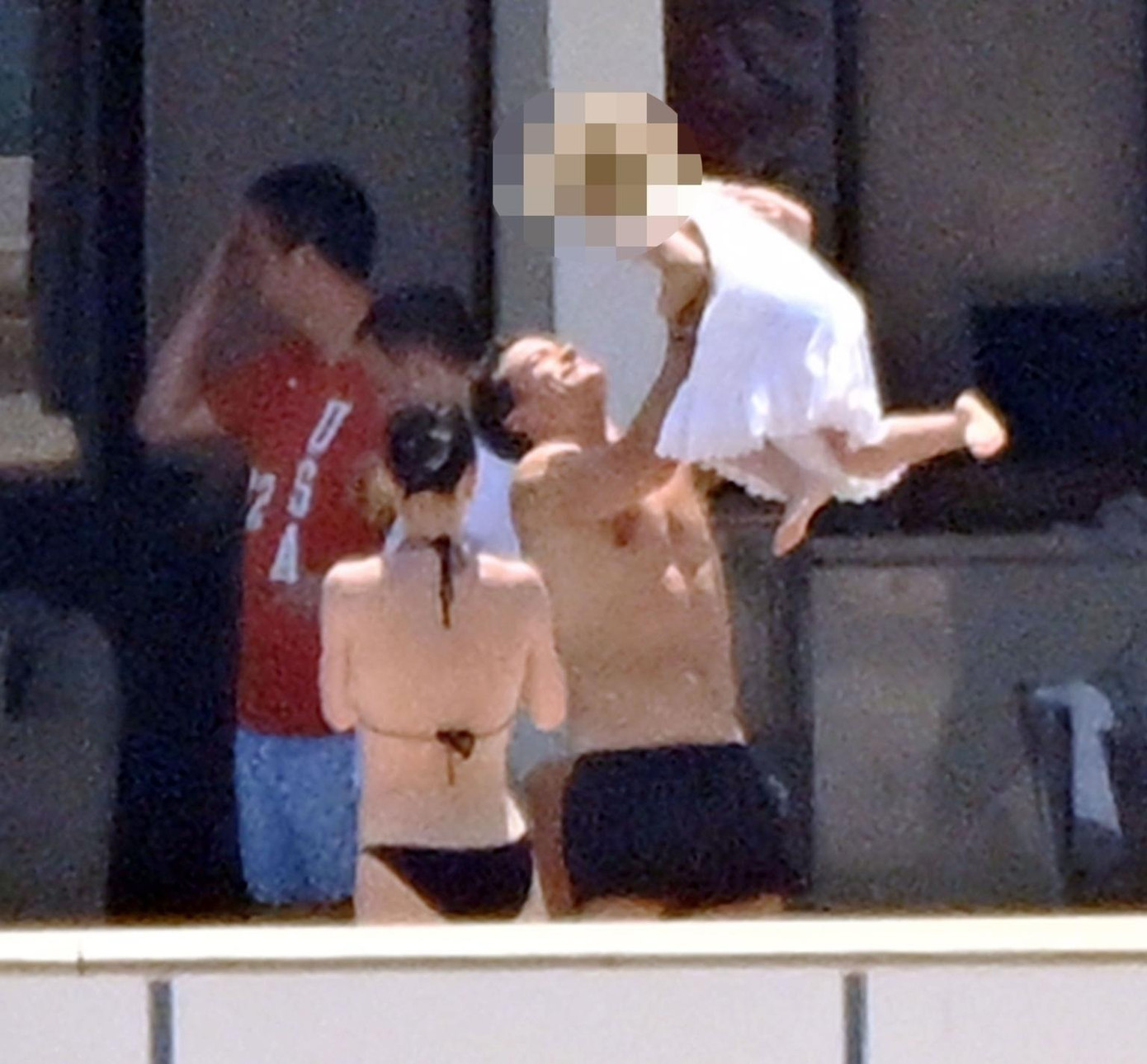 Katy và Orlando vẫn cư xử với nhau như gia đình. Ảnh: BackGrid.