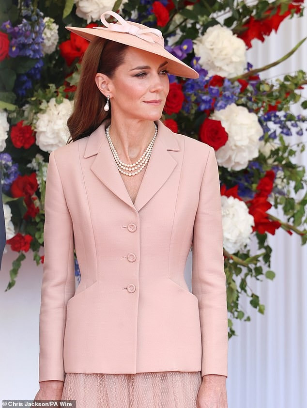 Cô hoàn thiện vẻ thanh lịch bằng mũ rộng vành của thương hiệu Anh Jess Collett, hoa tai ngọc trai Collingwood của Công nương Diana và vòng cổ ngọc trai ba sợi của Nữ hoàng Elizabeth. Ví cầm tay và giày cao gót "ton-sur-ton" cũng được lựa chọn phù hợp với tổng thể. Ảnh: PA/Getty Images.