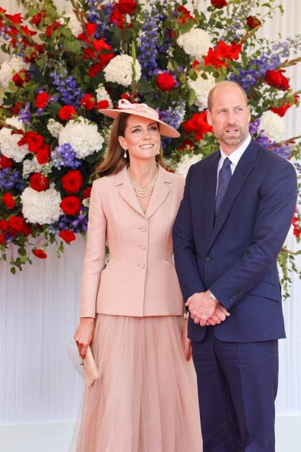 Cô hoàn thiện vẻ thanh lịch bằng mũ rộng vành của thương hiệu Anh Jess Collett, hoa tai ngọc trai Collingwood của Công nương Diana và vòng cổ ngọc trai ba sợi của Nữ hoàng Elizabeth. Ví cầm tay và giày cao gót "ton-sur-ton" cũng được lựa chọn phù hợp với tổng thể. Ảnh: PA/Getty Images.