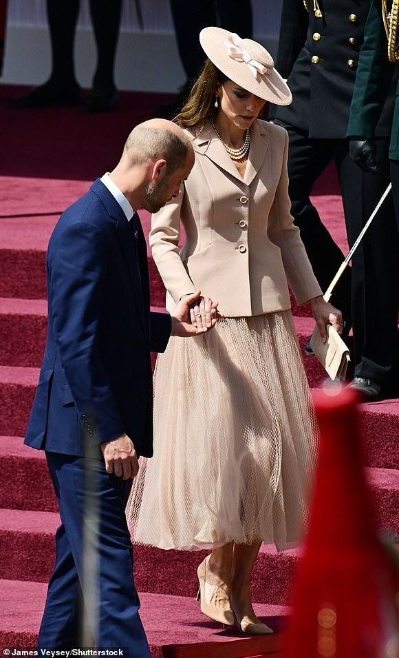 Thông thường, Công nương Kate ưu tiên lựa chọn trang phục của các nhà thiết kế nội địa. Tuy nhiên, vào dịp mang ý nghĩa ngoại giao quan trọng, cô xuất hiện với set đồ đến từ nhà mốt Pháp đình đám là Christian Dior. Cô chọn áo khoác blazer màu hồng nhạt và chân váy midi bằng vải tuyn đồng bộ từ bộ sưu tập năm 2024 của thương hiệu này. Theo Page Six, đây là lần đầu người đẹp sinh năm 1982 diện đồ của Dior. Ảnh: Shutterstock/WireImage.