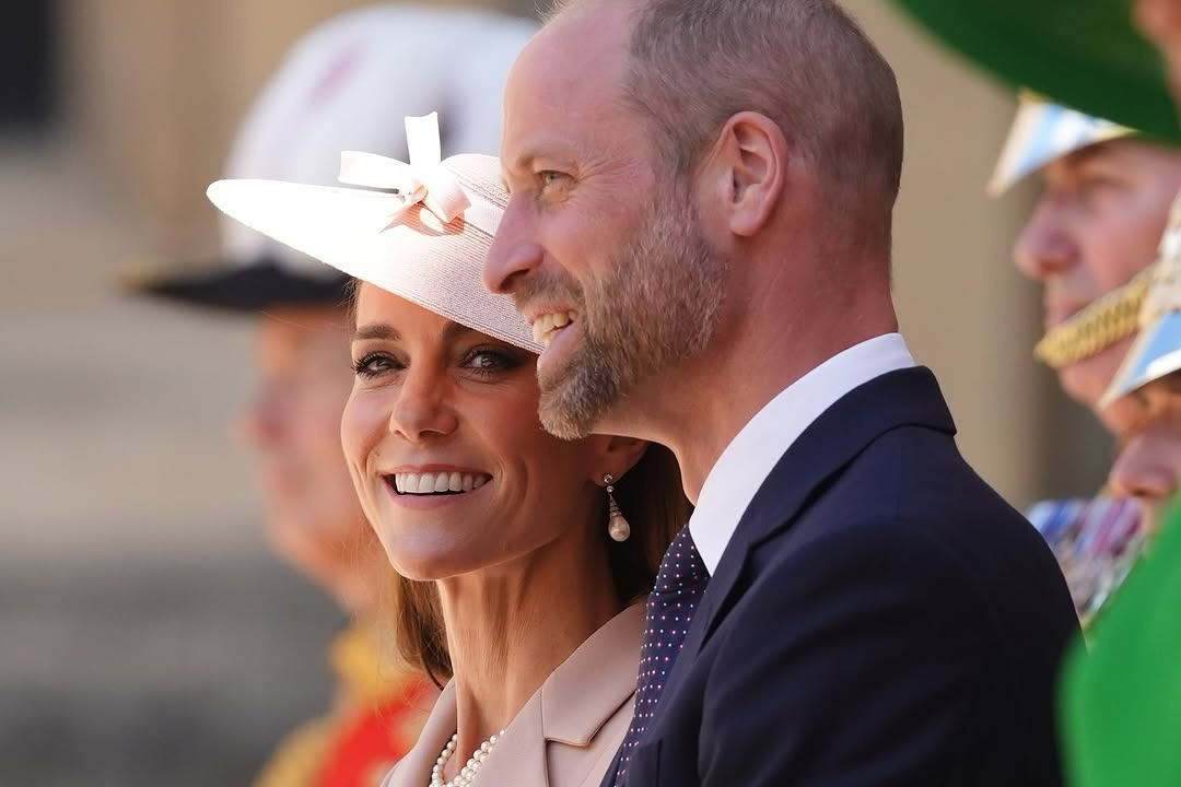 Sáng 8/7 (giờ địa phương), Hoàng tử William và Công nương Kate thay mặt Vua Charles đến sân bay tại căn cứ không quân RAF Northolt (London) để tiếp đón vợ chồng Tổng thống Pháp Emmanuel Macron đến Anh thăm cấp nhà nước. Một lần nữa phong cách thời trang của Vương phi xứ Wales trở thành chủ đề được báo chí Âu - Mỹ quan tâm hàng đầu. Ảnh: IG.