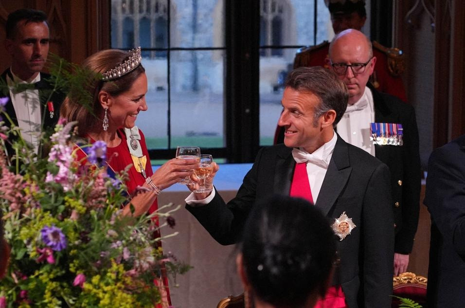 Cư dân mạng không tiếc lời ca ngợi vẻ ngoài của Công nương Kate: "Công nương trông thật tuyệt vời, vẫn xinh đẹp như mọi khi", "Vóc dáng tuyệt vời và gu thẩm mỹ hoàn hảo. Cô ấy luôn trông đáng yêu", "Tôi nghĩ cô ấy vượt trội hơn Công nương Diana về phong cách. Thanh lịch và xinh đẹp", "Thật điềm tĩnh và thu hút. Cô ấy sẽ trở thành một hoàng hậu tuyệt vời trong tương lai", "Một vẻ đẹp thực sự tỏa sáng. Cô ấy luôn giữ mình với sự điềm tĩnh và duyên dáng"...