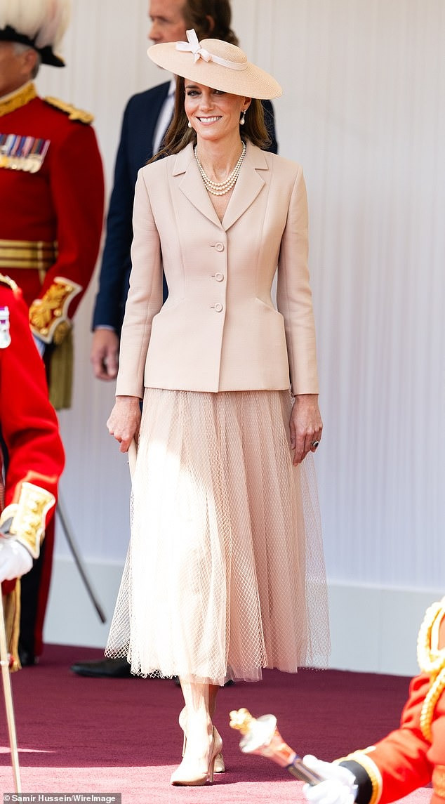 Thông thường, Công nương Kate ưu tiên lựa chọn trang phục của các nhà thiết kế nội địa. Tuy nhiên, vào dịp mang ý nghĩa ngoại giao quan trọng, cô xuất hiện với set đồ đến từ nhà mốt Pháp đình đám là Christian Dior. Cô chọn áo khoác blazer màu hồng nhạt và chân váy midi bằng vải tuyn đồng bộ từ bộ sưu tập năm 2024 của thương hiệu này. Theo Page Six, đây là lần đầu người đẹp sinh năm 1982 diện đồ của Dior. Ảnh: Shutterstock/WireImage.