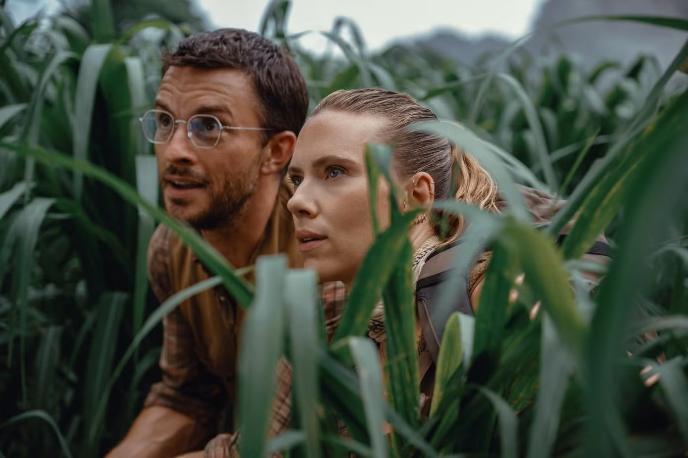 Scarlett Johansson và Jonathan Bailey đóng vai chính trong phần mới của thế giới khủng long.