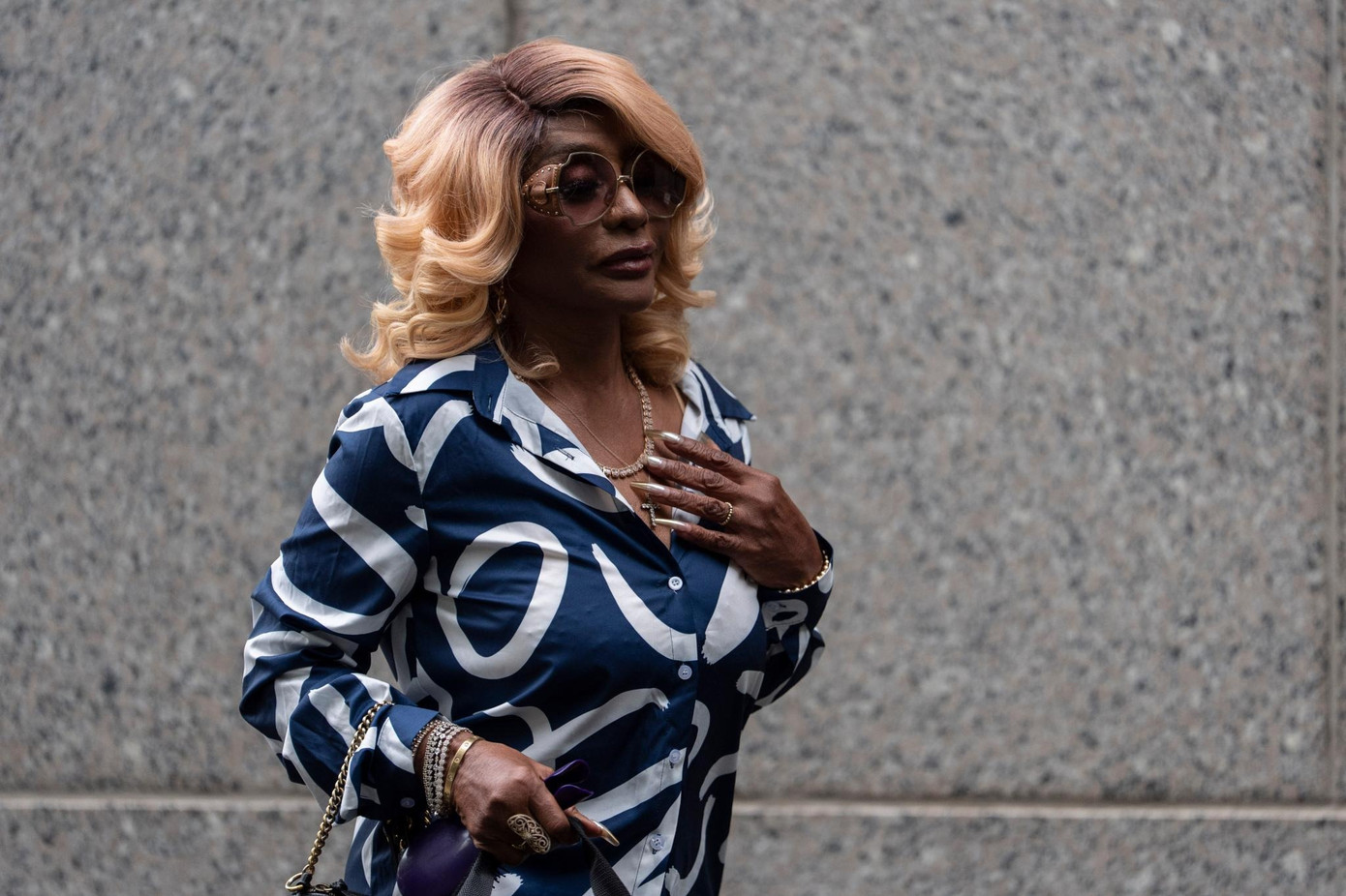 Gia đình gồm mẹ và các con Diddy tham gia phiên tòa xét xử Diddy vào ngày 2/7. Họ được ghi nhận là reo hò khi ông trùm thoát 2 tội danh nghiêm trọng nhất. Ảnh: AP/Reuters. Gia đình gồm mẹ và các con Diddy tham gia phiên tòa xét xử Diddy vào ngày 2/7. Họ được ghi nhận là reo hò khi ông trùm thoát 2 tội danh nghiêm trọng nhất. Ảnh: AP/Reuters.