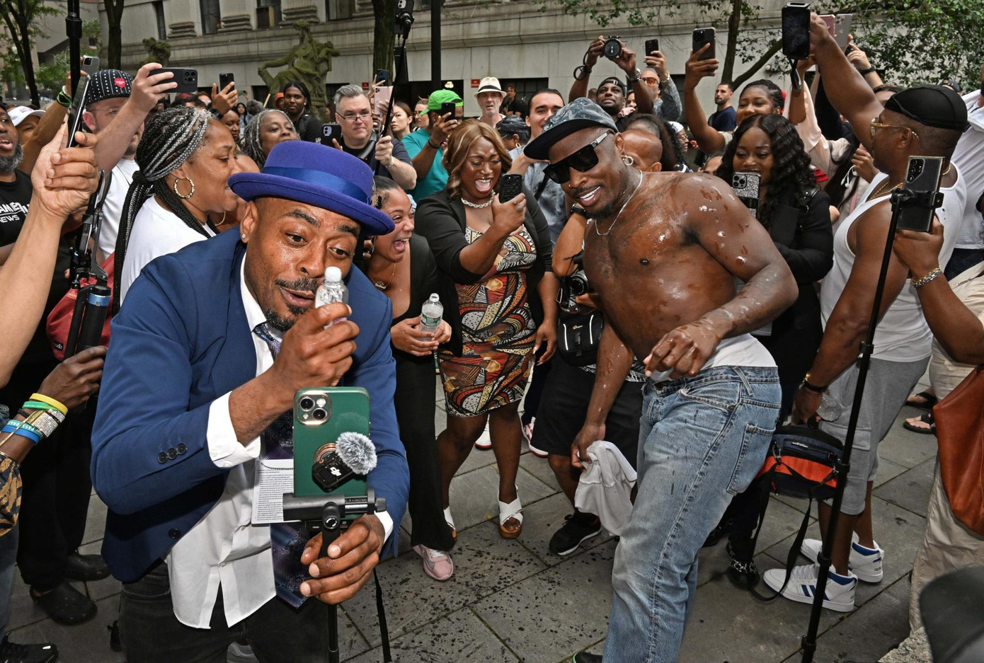 Người ủng hộ đổ dầu trẻ em lên người nhau để chúc mừng chiến thắng của Diddy. Ảnh: Gregory P. Mango. Người ủng hộ đổ dầu trẻ em lên người nhau để chúc mừng chiến thắng của Diddy. Ảnh: Gregory P. Mango.