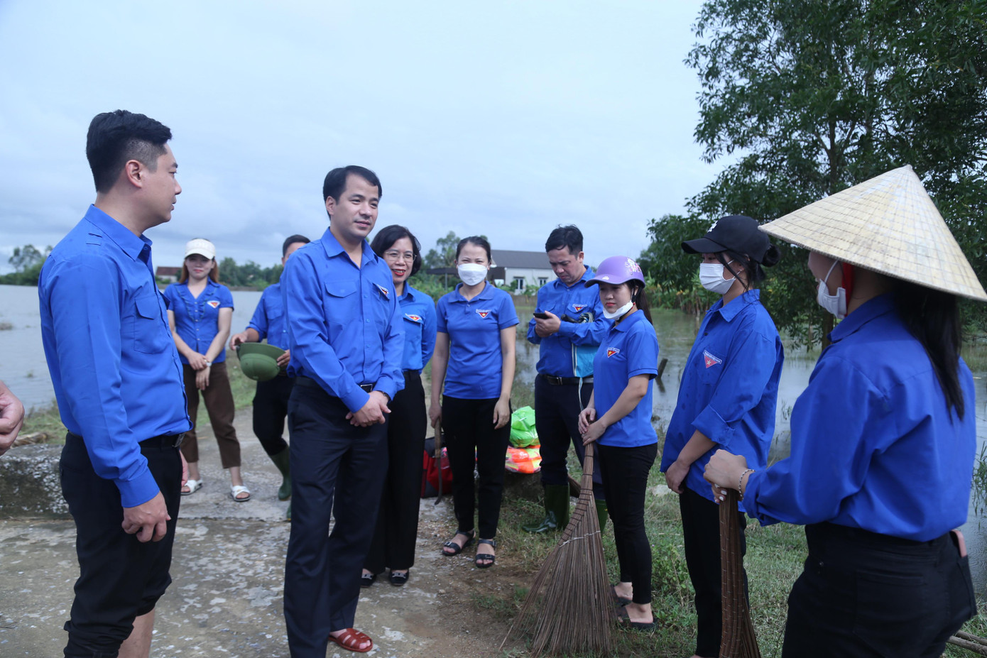 Anh Ngô Văn Cương thăm hỏi đội thanh niên xung kích làm nhiệm vụ phòng, chống thiên tai tại xã Nghi Mỹ, huyện Nghi Lộc