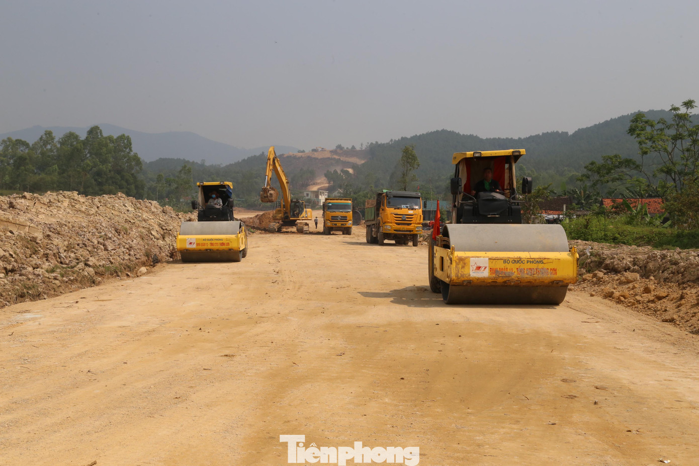 Hơn 50 mũi thi công của các nhà thầu đang tập trung nhân lực đắp đất nền đường, đào cửa hầm, thi công cọc khoan nhồi, cấu kiện đúc sẵn,…