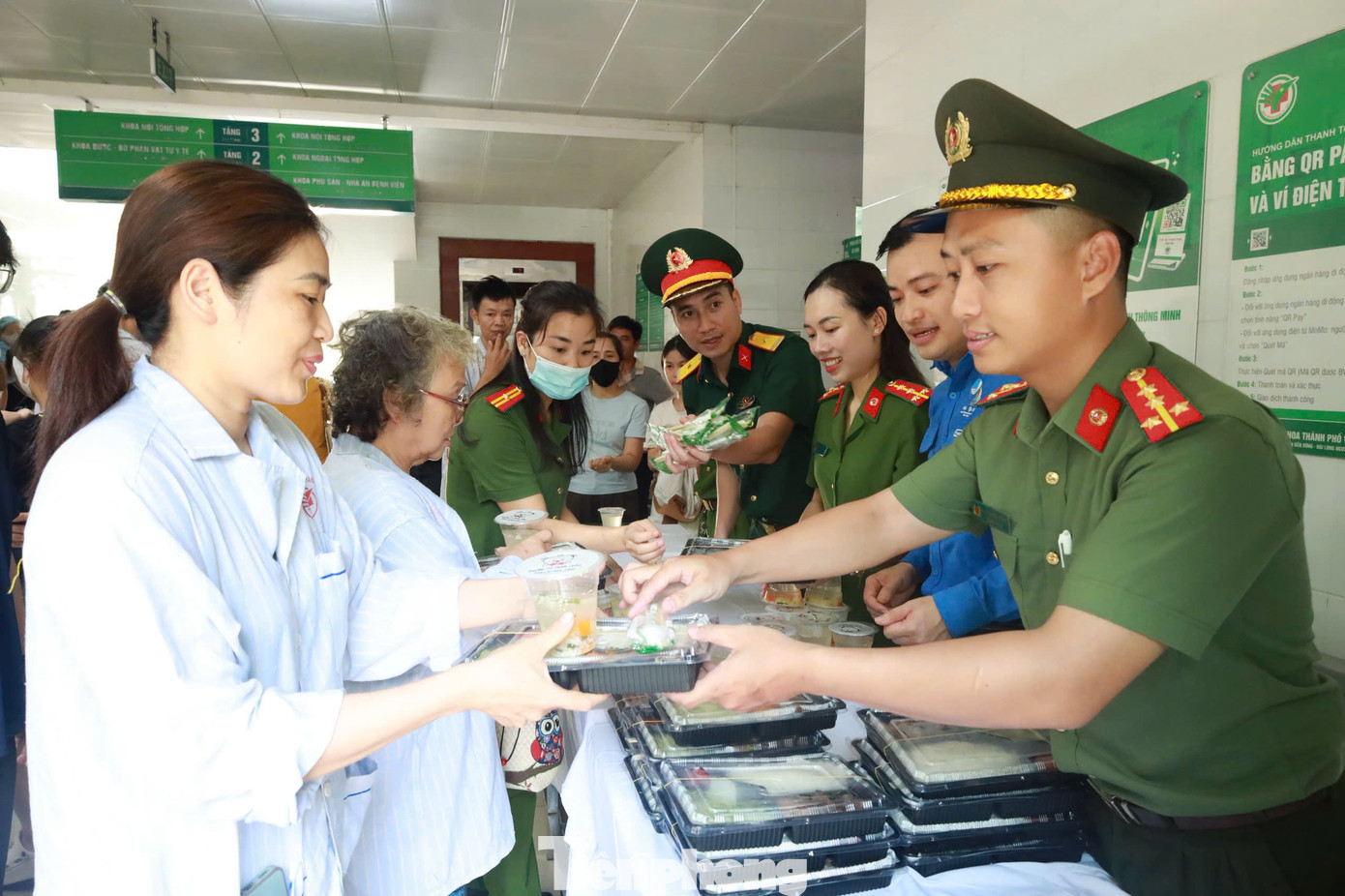 150 suất cơm được trao đến các bệnh nhân đang điều trị tại Bệnh viện Đa khoa TP Vinh