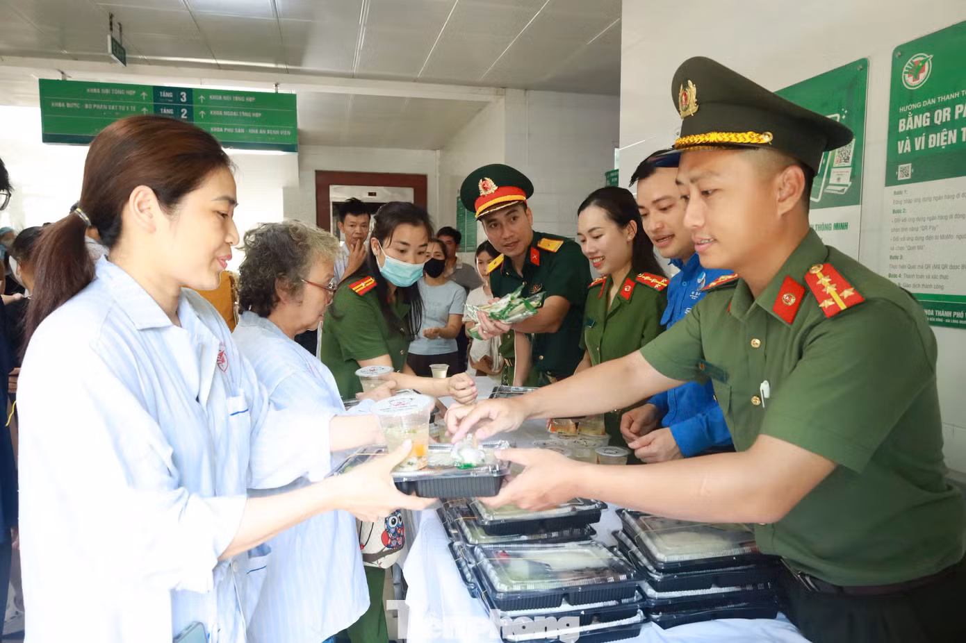 150 suất cơm được trao đến các bệnh nhân đang điều trị tại Bệnh viện Đa khoa TP Vinh