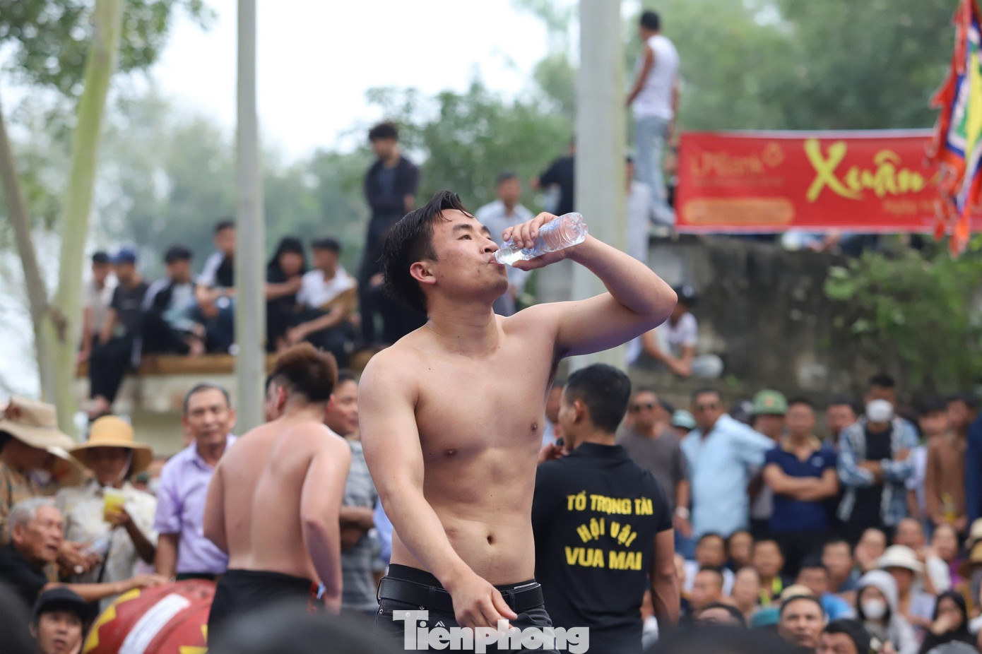 Một đô vật phải liên tục tiếp sức bằng nước khoáng.